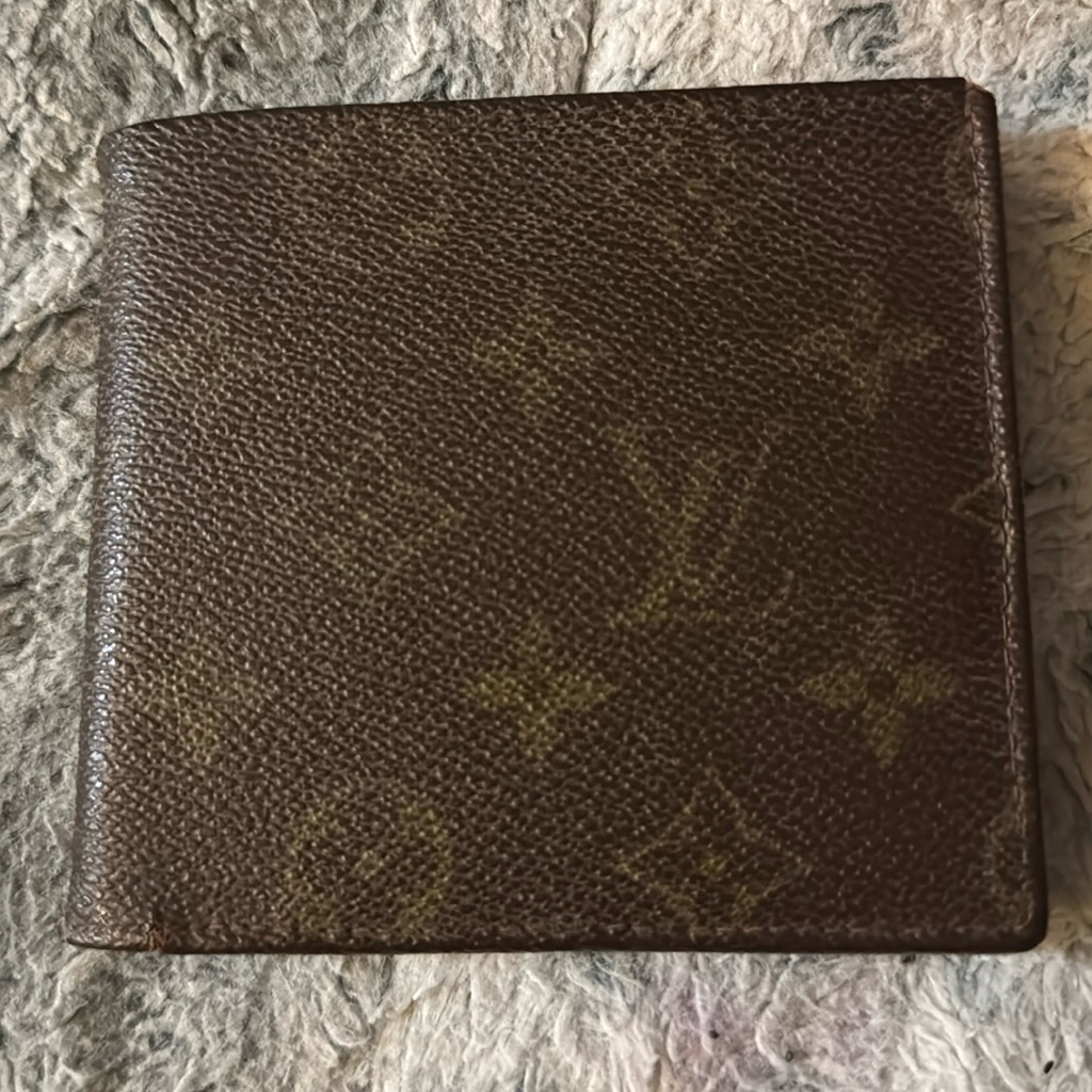 Men’s Or Women’s Super Vintage Louis Vuitton Men’s Bi-Fold Wallet. 6/10 But